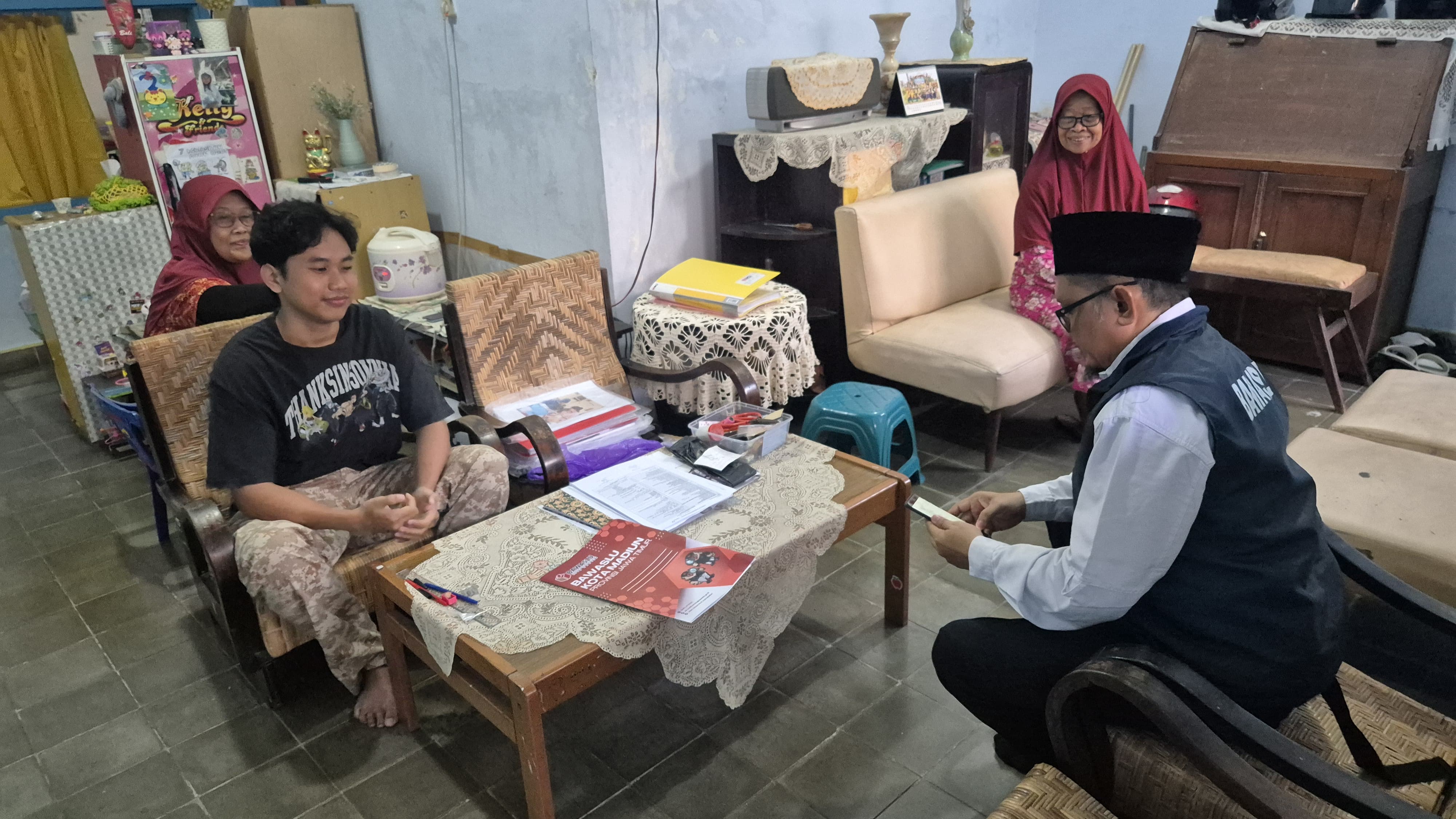 Bawaslu Kota Madiun berkunjung ke salah satu warga melakukan uji petik dalam rangka pengawasan Pemutakhiran Data Pemilih Berkelanjutan (PDPB) tahun 2025 (16/7/2025)