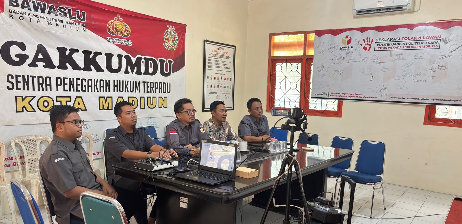 Pimpinan dan jajaran staf saat mengikuti kegiatan "Cangkrukan Demokrasi" (5/8/2025)