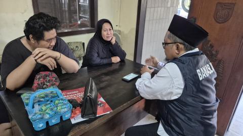Bawaslu Kota Madiun berkunjung ke salah satu warga melakukan uji petik dalam rangka pengawasan Pemutakhiran Data Pemilih Berkelanjutan (PDPB) tahun 2025 (16/7/2025)