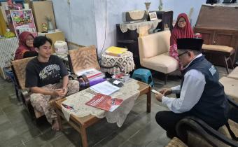 Bawaslu Kota Madiun berkunjung ke salah satu warga melakukan uji petik dalam rangka pengawasan Pemutakhiran Data Pemilih Berkelanjutan (PDPB) tahun 2025 (16/7/2025)